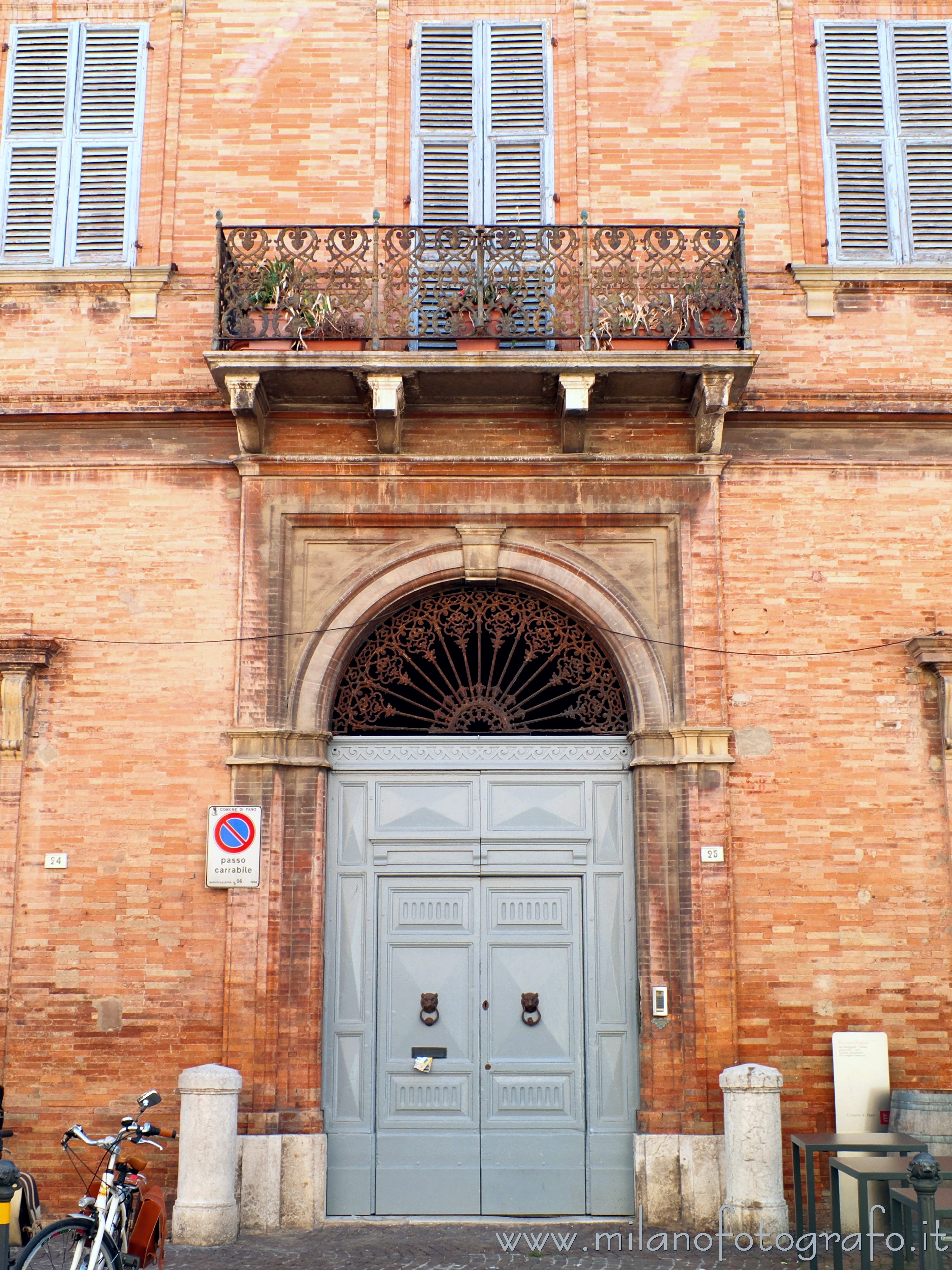 Fano (Pesaro e Urbino) - Portone in piazza Antonio Costanzi 25 - Foto a piena risoluzione